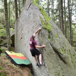 Oblast Loučovice je pokladem boulderingového lezení v jižních Čechách