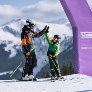 Dětské zóny a tematické sjezdovky vytvářejí bezpečné a zábavné prostředí pro budování jistoty na lyžích. Skicircus Saalbach Hinterglemm Leogang Fieberbrunn