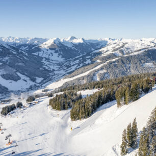 Lyžařské středisko Skicircus Saalbach Hinterglemm Leogang Fieberbrunn, zasazené v srdci rakouských Alp, je nezapomenutelným místem pro zimní dovolenou. Andreas Putz