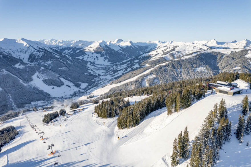 Lyžařské středisko Skicircus Saalbach Hinterglemm Leogang Fieberbrunn, zasazené v srdci rakouských Alp, je nezapomenutelným místem pro zimní dovolenou. Andreas Putz