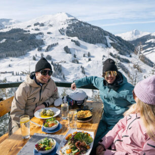 Více než 60 horských chat a restaurací nabízí řadu specialit lokální i mezinárodní kuchyně. Skicircus Saalbach Hinterglemm Leogang Fieberbrunn. Foto Georg Lindacher