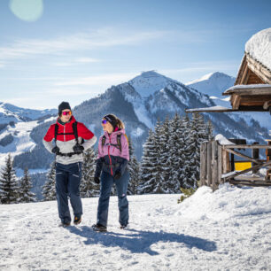 Uprostřed rakouských Alp se vyřádí milovníci sjezdového lyžování, nadšenci do freeridu a skialpinismu, rodiny s dětmi či vyznavači zimní turistiky. Skicircus Saalbach Hinterglemm Leogang Fieberbrunn. Foto Mirja Geh