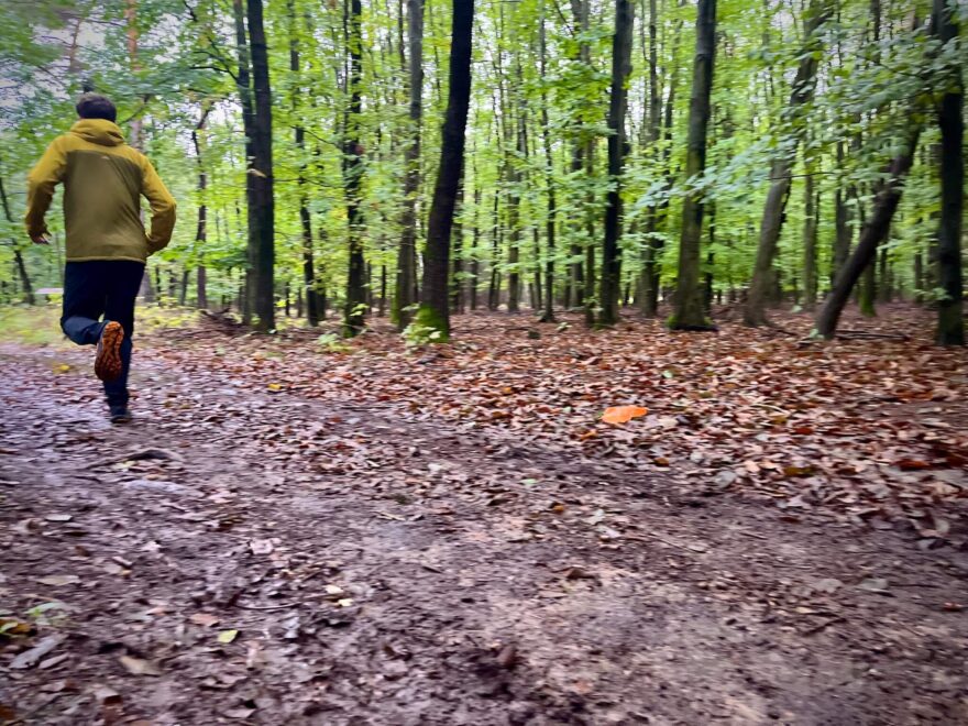 Při běhu v botách Altra Timp 5 GTX je cítit pohodlná mezipodešev.