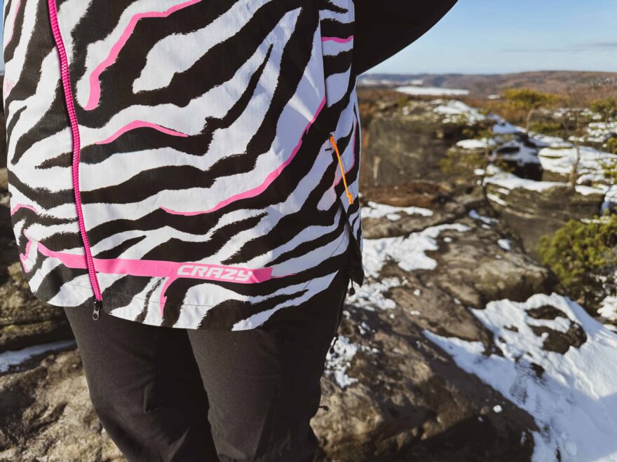 CRAZY PARKA WONDER MAGIC SHELL WOMAN BLACK-ZEBRA: Detail bočních kapes a loga Crazy