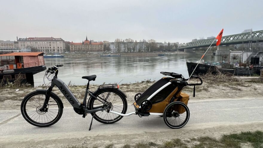 Nový patent na upevnění tyče - spojení vozíku a kola u modelu Thule Chariot Sport 2