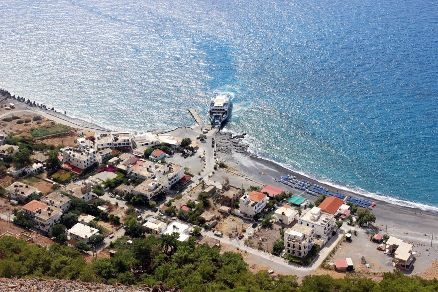 Letecký pohled na Agia Roumeli na pobřeží Libyjského moře, kde ústí soutěska Samaria, Kréta.