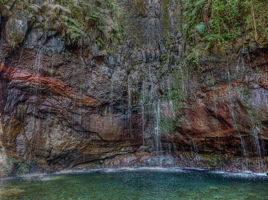 Trasa končí v monumentální sklaní rokli Caldeirão Verde, Madeira.