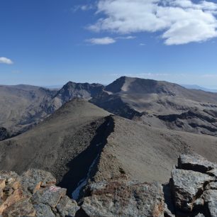 Výhled na Mulhacen z vrcholu Veleta (3396 m), , Sierra Nevada, Andalusie, Španělsko.