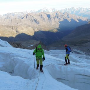 Kličkování mezi trhlinami. Výstup na Gran Paradiso, nejvyšší vrchol Grajských Alp.