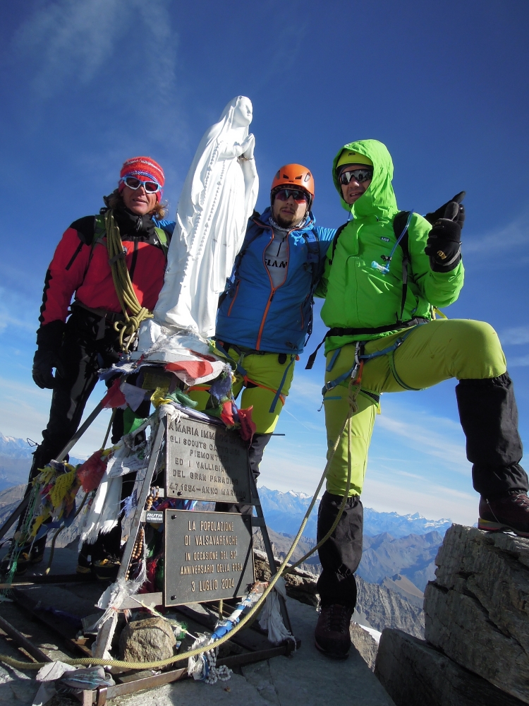 Socha Madony na hřebeni. Výstup na Gran Paradiso, nejvyšší vrchol Grajských Alp.