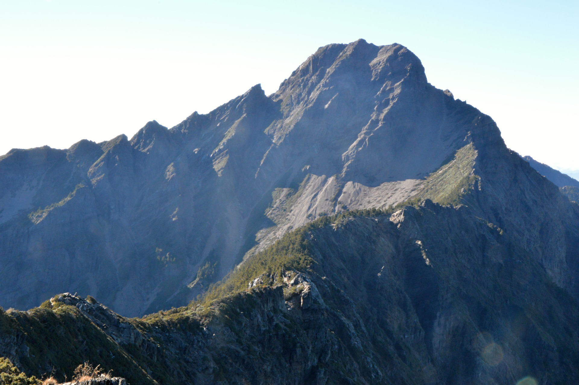 Pohled na hlavní vrchol ze severního vrcholu, výstup na Yushan, Taiwan.