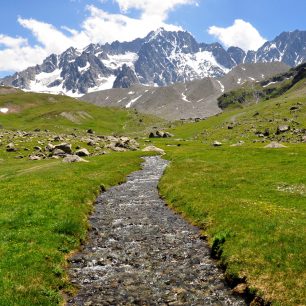 potok La Romanche s výhledem na Montagne Des Agneaux (3664 m), GR 54 neboli Tour de I'Oisans, NP Écrins, Dauphinéské Alpy, Francie