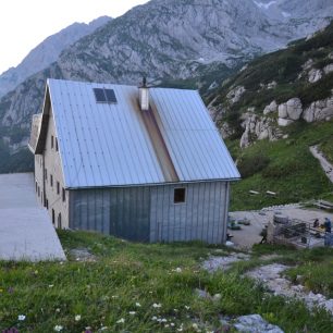 Cojzova koča, Výstup na Grintovec, Kamnicko-Savinjské Alpy, Slovinsko.