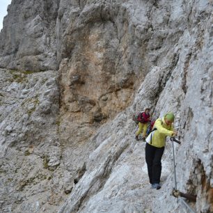 Obtížnější úsek mezi Planjavou a Kamnickým sedlem. Kamnicko-Savinjské Alpy, Slovinsko.