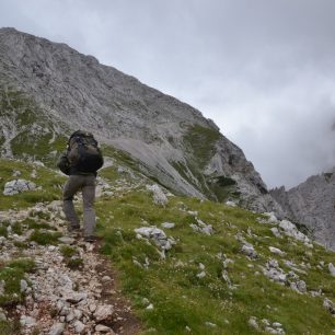 Stoupání z Kamnického sedla směrem k Turské goře. Kamnicko-Savinjské Alpy, Slovinsko.