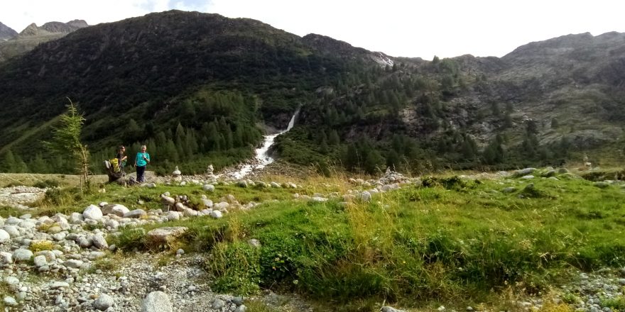 Konec rovné cesty u nákladní lanovky Tady se začíná stoupat na Neue Prager Hütte, Grossvenediger, Vysoké Taury, Rakousko.