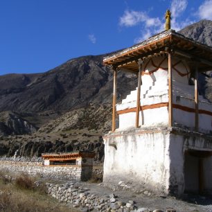 Modlitební mlýnky lemují cestu v Pisangu. Annapurna circuit, Nepál.