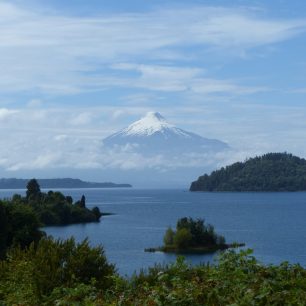 Nejkrásnější sopka světa – Parinacota. Sopka s bílou čepicí na hranicích Chile a Bolívie.