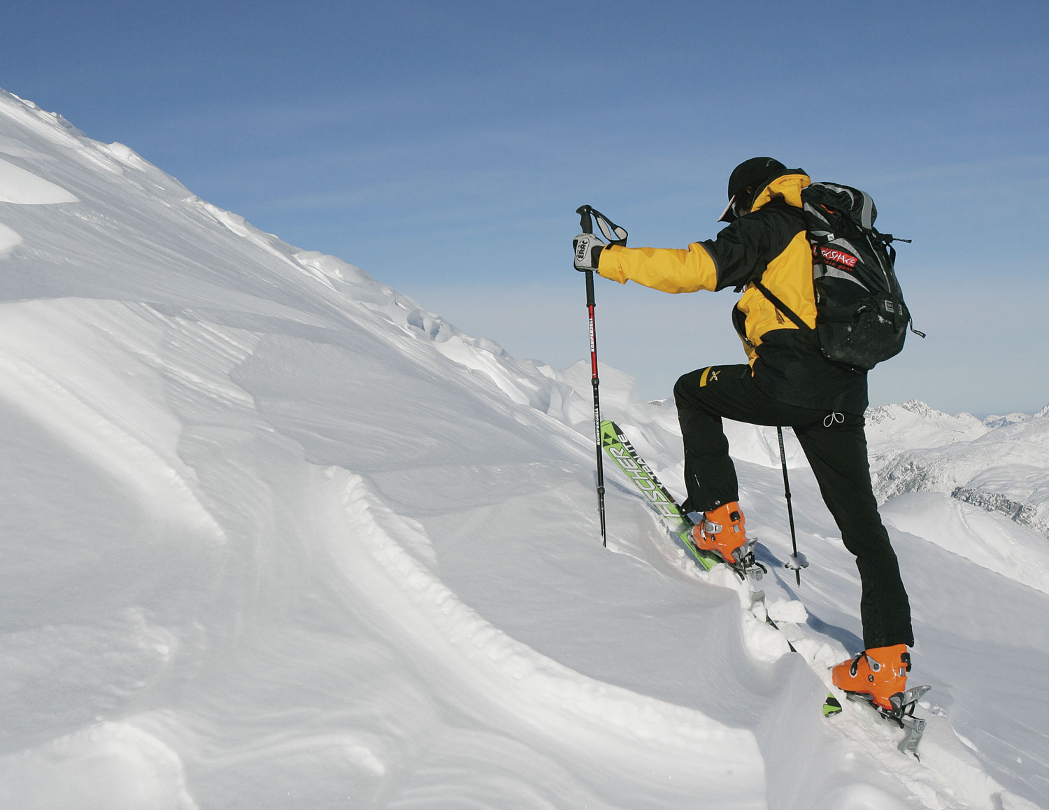 Подъем в гору 7. Подъем в гору на лыжах. Лыжник поднимается в гору. Горнолыжник подъем. Лыжник взбирается на гору.
