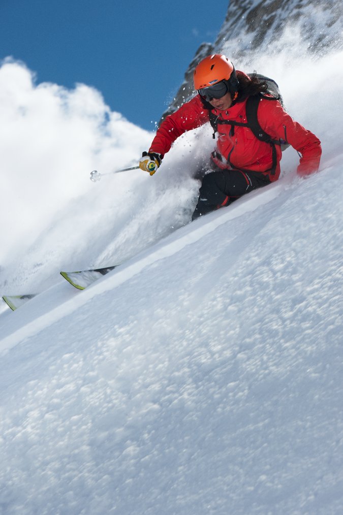 Tadahiro Yamaki v bundě a kalhotách Heli Alpine od PeakPerformance, Engelberg- Švýcarsko
