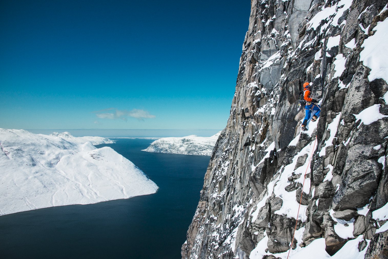 Skandinávie, to je například i zimní lezení nad hlubokými fjordy