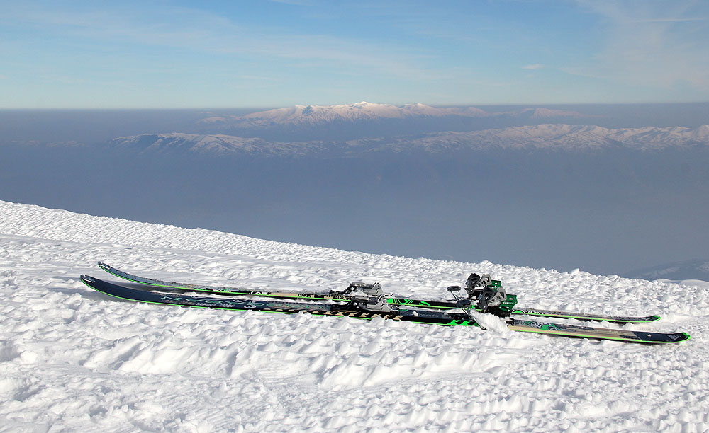 Dynafit Beast na lyžích Dynafit Huascaran v březnové Makedonii