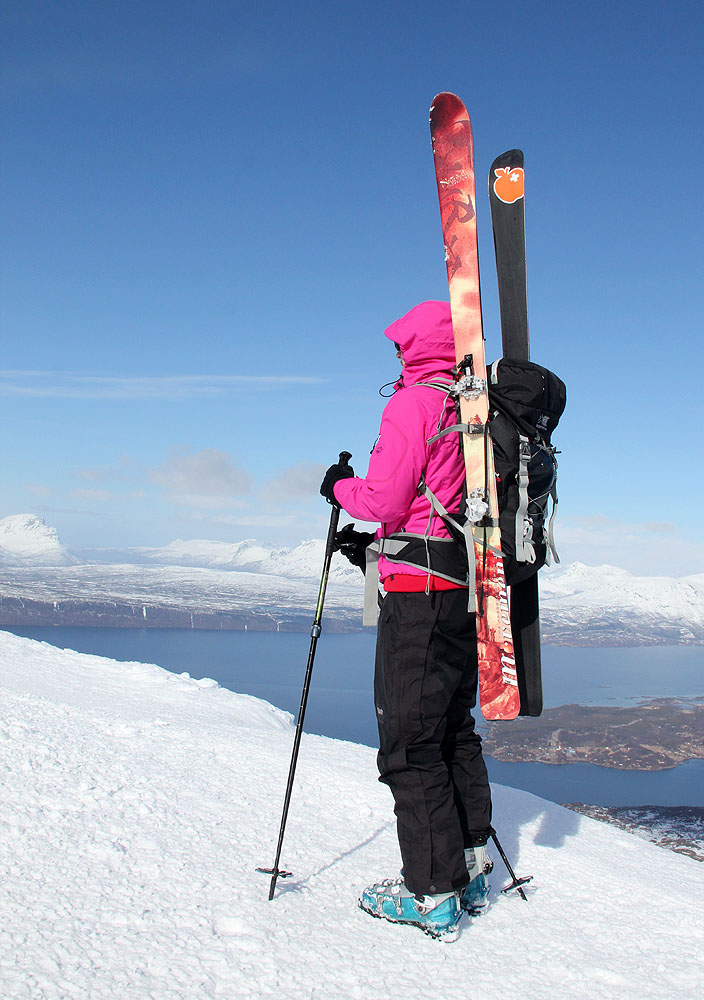 Plum Guide na lyžích Movement, dole u vody je Narvik