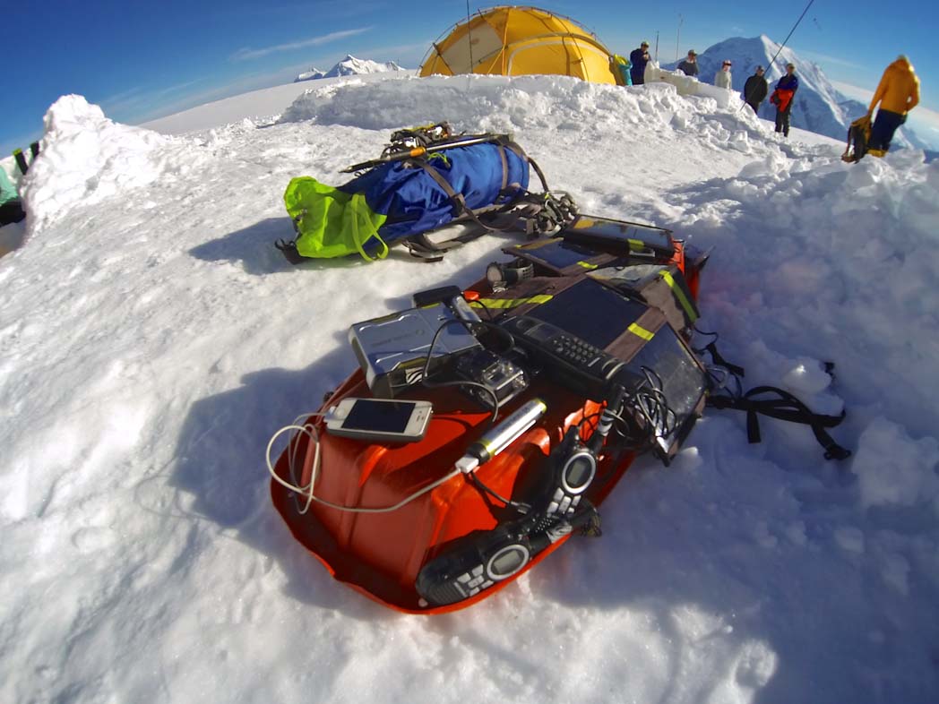 Dobíjet techniku, vysílačky, satelitní telefony apod. při polárních expedicích je nutnost.
