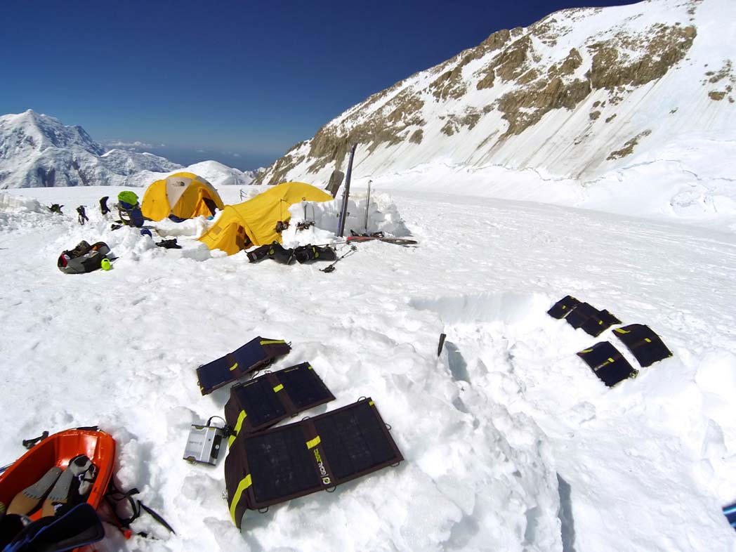 Dobíjení článků pomocí solárních panelů při vysokohorských expedicích.