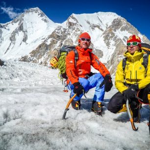 Společné foto účastníků zájezdu na Gasherbrum I