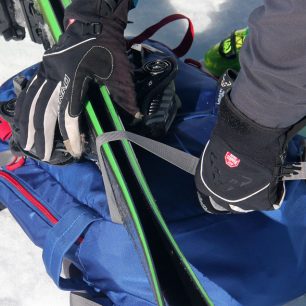 Díky popruhům lze lyže, snowboard nebo sněžnice k batohu snadno přidělat.