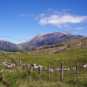 V závěru West Highland Way dominuje horizontu nejvyšší vrchol Britských ostrovů, Ben Nevis.