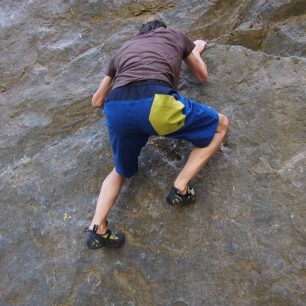 Při boulderingu je důležité pohodlí a volnost pohybu.