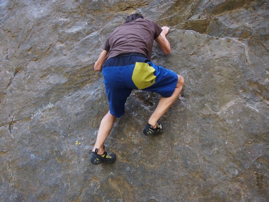 Při boulderingu je důležité pohodlí a volnost pohybu.