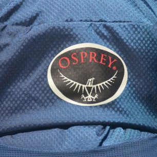 Výrazné logo na víku batohu KYTE Osprey.