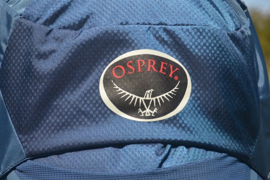 Výrazné logo na víku batohu KYTE Osprey.