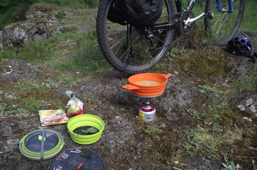 Hrnec, miska a konvička na cyklotúře na Elbě.