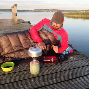 Večerní šálek čaje před testovaním na břehu Balmské zátoky na ostrově Usedom.
