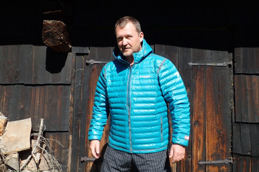 Celkový pohled na bundu Columbia OutDry Ex Gold Down Hooded Jacket a umístění páru kapes.