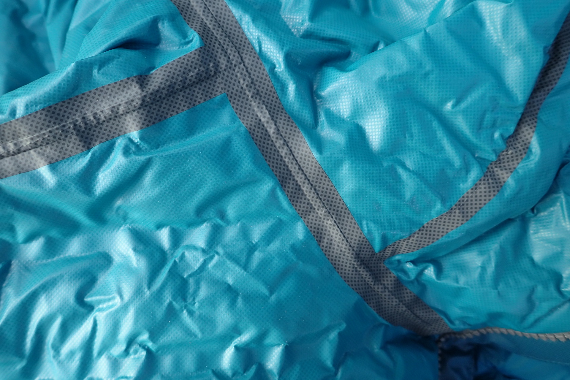 Detailní pohled na vnější tape na bundě Columbia OutDry Ex Gold Down Hooded Jacket.