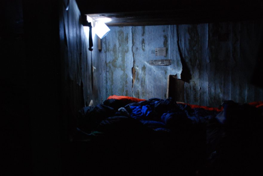Nafukovací solární lampa Luna na Kamčatce osvětlí krásně místnost.