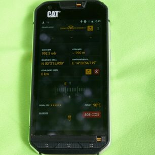 Navigační obrazovka s GPS telefonu CAT S60.