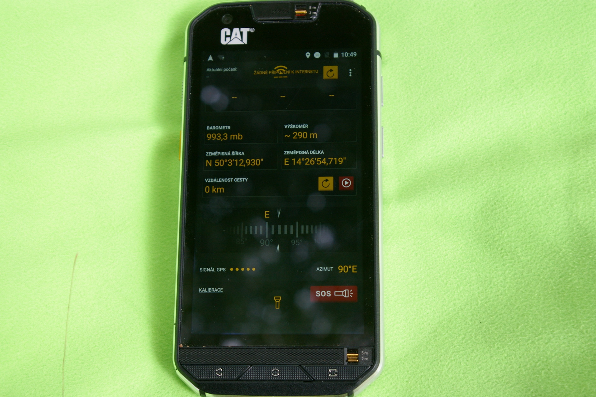 Navigační obrazovka s GPS telefonu CAT S60.