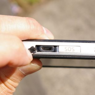 Odklopená krytka micro USB  telefonu CAT S60.