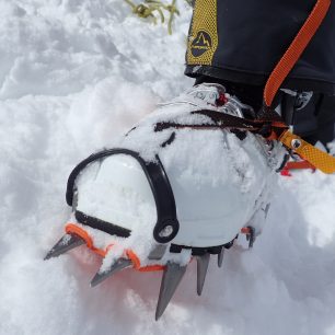 Přední plastový díl CT PRO Light dobře sedí i na standardní šířku skialpových bot.