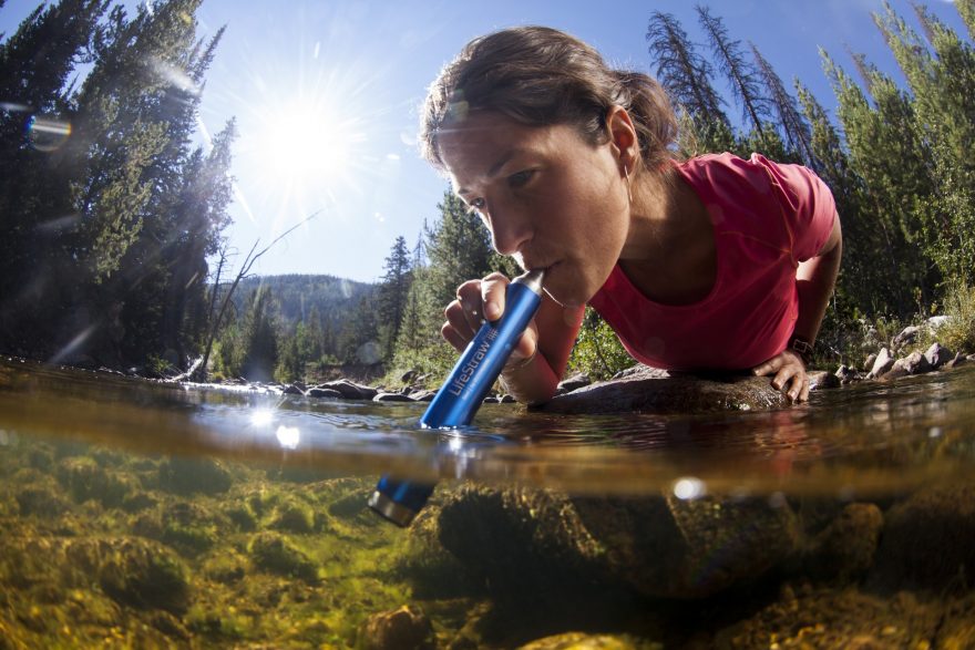 Filtrace pomocí filtru LifeStraw.