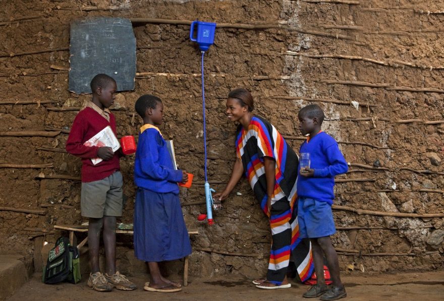 LifeStraw pomáhá získávat pitnou vodu v afrických zemích.