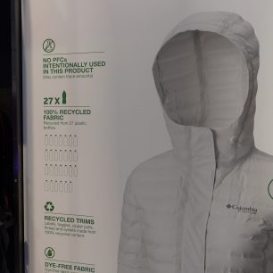 COLUMBIA a její ECOShell JKT je vyroben z 27 PET lahví a je kompletně recyklovatelná.