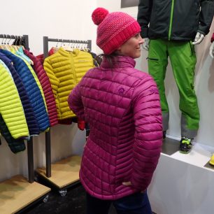 MARMOT FEATHERLESS Hoody v dámské verzi.