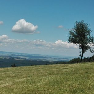 Toulání po loukách Bílých Karpat nadchne každého romantika.